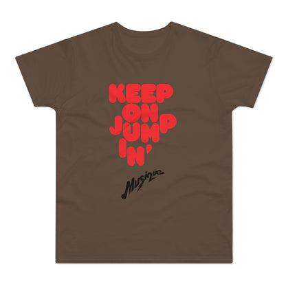 Brown t-shirt with red "KEEP ON JUMPIN'" text and black "Musique" script.